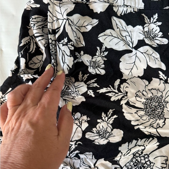 Old Navy Monochrome Floral Soft Shorts - Picture 3 of 4